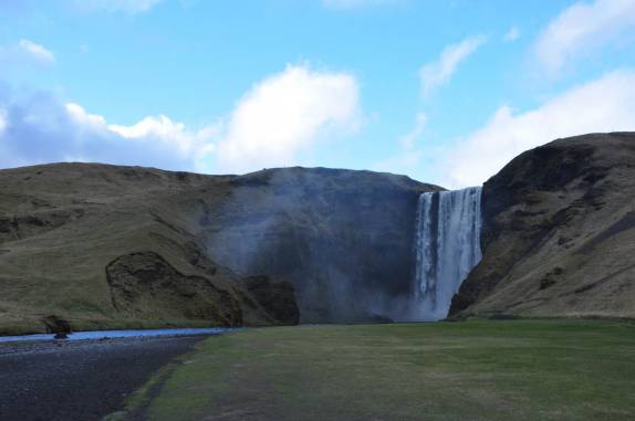 Chegando à cachoeira de Skogafoss, no sul da Islândia